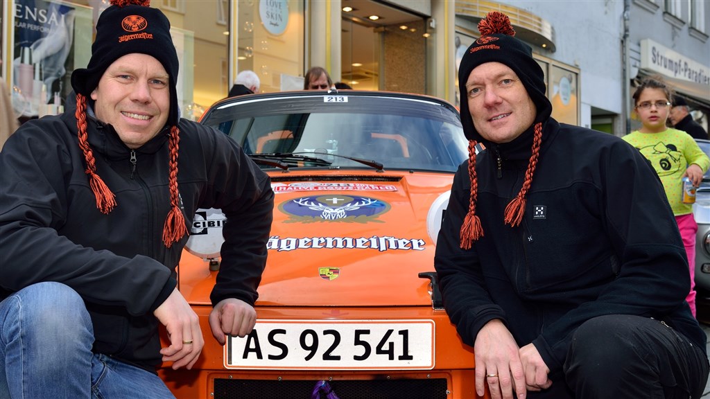 Med tidstypisk hovedbeklædning matchende deres Porsche 911 SC fra 1979 satte debutanterne Jakob Knudsen (Skanderborg) til venstre og Søren Bunk (Skanderborg) ud på verdens største historiske rally. Men fra nu af er det alvor hvert minut de næste fem døgn.
(Foto: Michael Eisenberg)